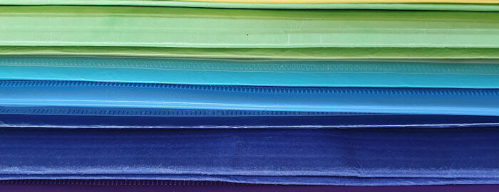 2021-07: Die Musikmappen der 5e, zufällig und gleichzeitig top aktuell in Regenbogenfarben.